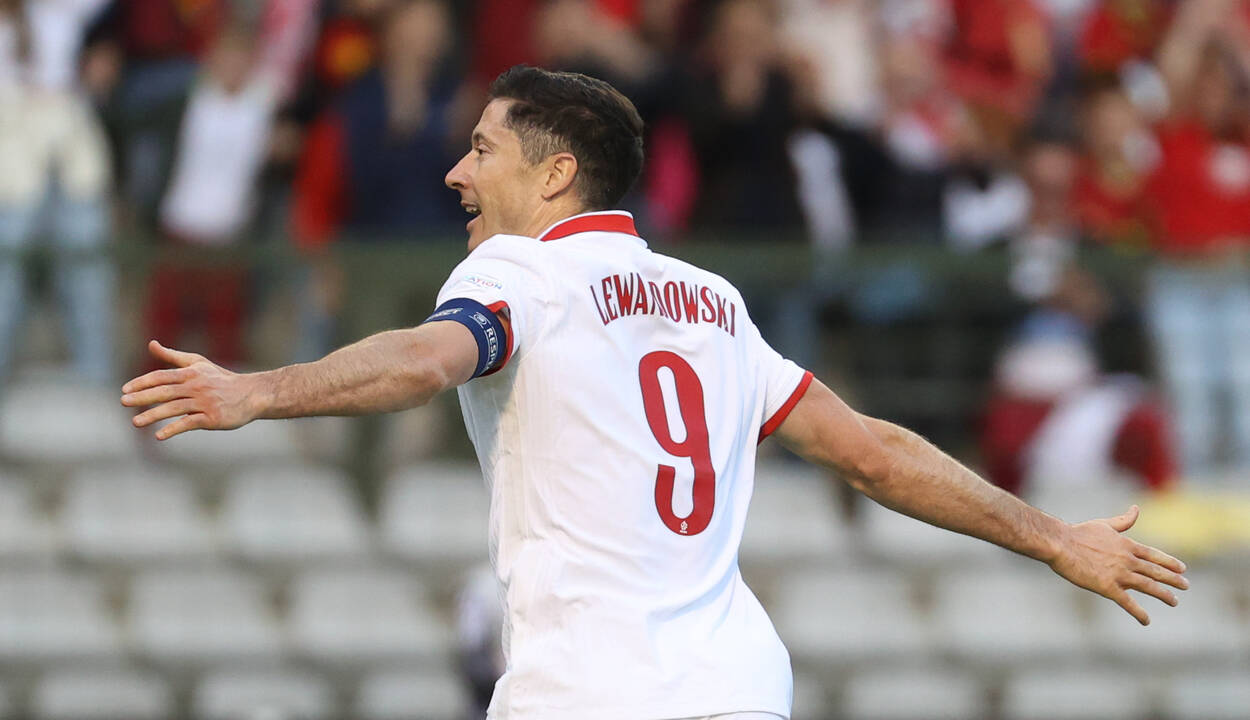Lewandowski celebra un gol con Polonia.