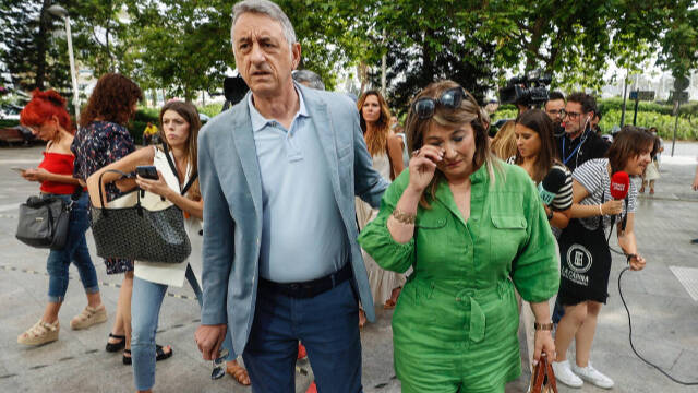 La madre de Marta Calvo, Marisol Burón, acompañada del psicólogo y portavoz, Mariano Navarro, a su llegada al juicio donde va a declarar presunto asesino de su hija, Jorge Ignacio P.J, en la Audiencia de Valencia.