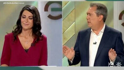 La candidata de Vox, Macarena Olona, en pleno debate con el candidato del PSOE-A, Juan Espadas.