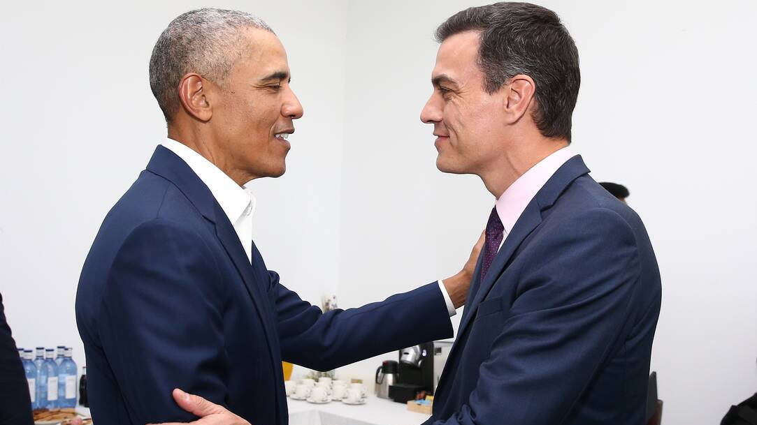 El expresidente de Estados Unidos, Barack Obama, con el presidente del Gobierno, Pedro Sánchez, este martes en Málaga.