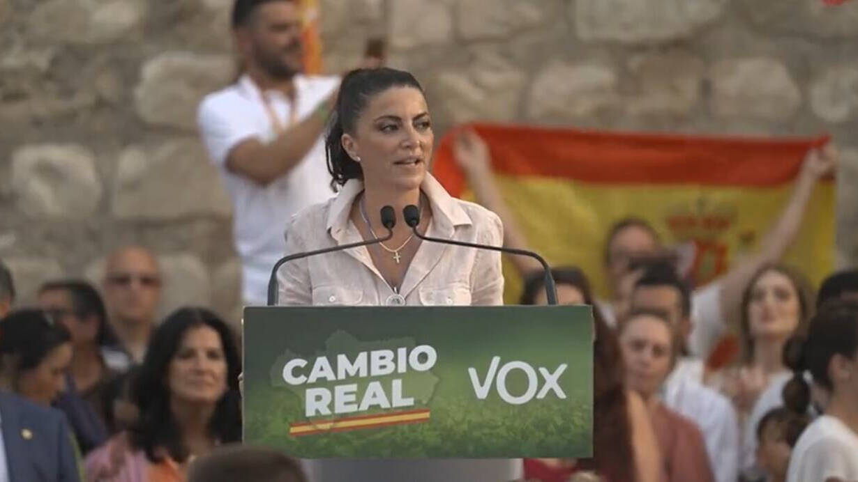 La candidata de Vox, Macarena Olona, en un mitin en Lucena.
