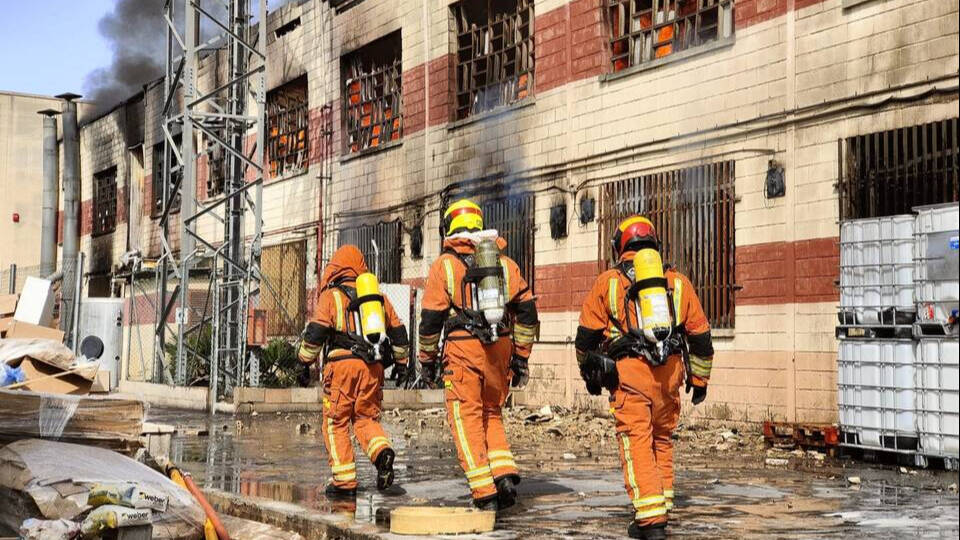 Imagen de los bomberos durante su intervención en el polígono Fuente del Jarro - CONSORCIO PROVINCIAL DE BOMBEROS