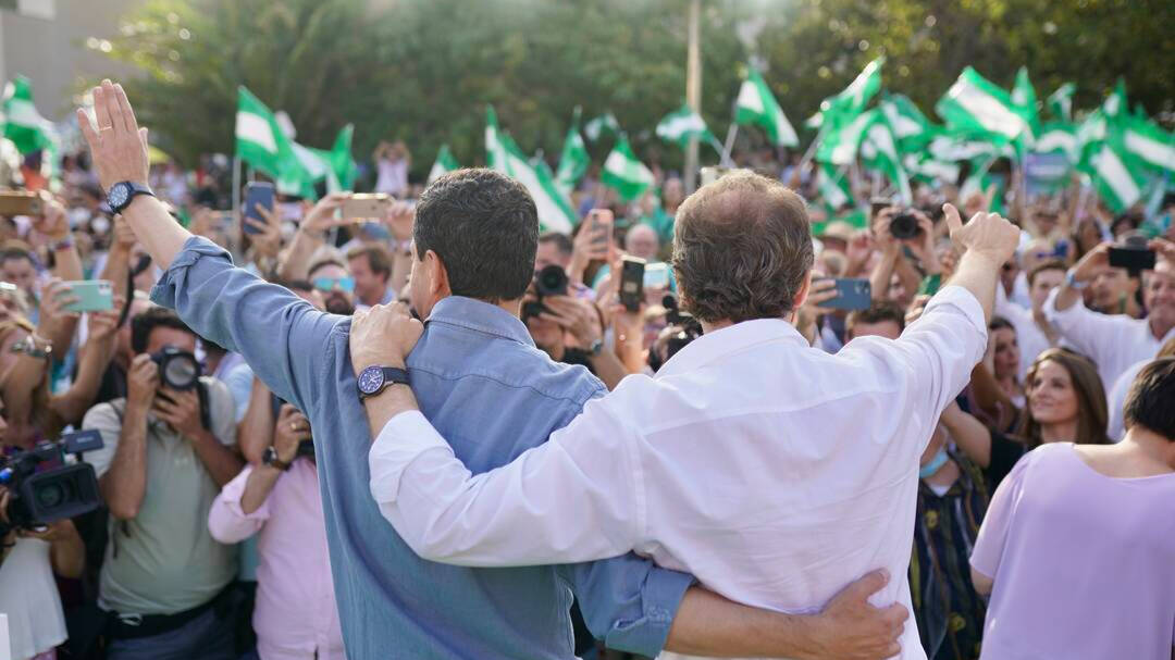 Imagen del acto que compartieron el presidente del PP, Alberto Núñez Feijóo, y el candidato y presidente de la Junta, Juanma Moreno, el pasado fin de semana en Málaga.