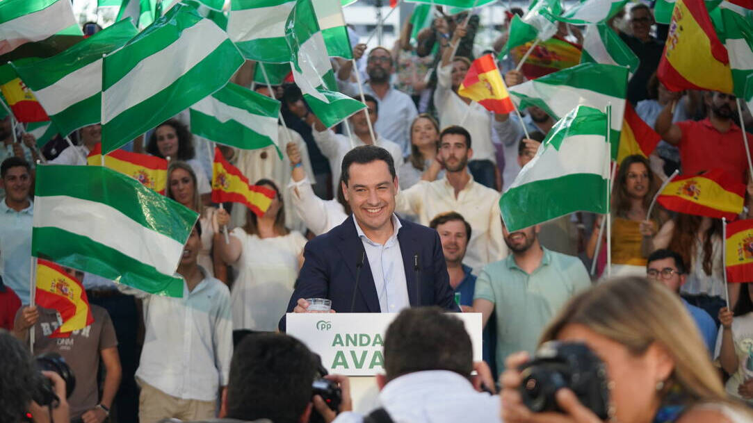 Juanma Moreno, el candidato del PP-A que se posiciona como vencedor de las elecciones en uno de los primeros actos de campaña en Málaga.