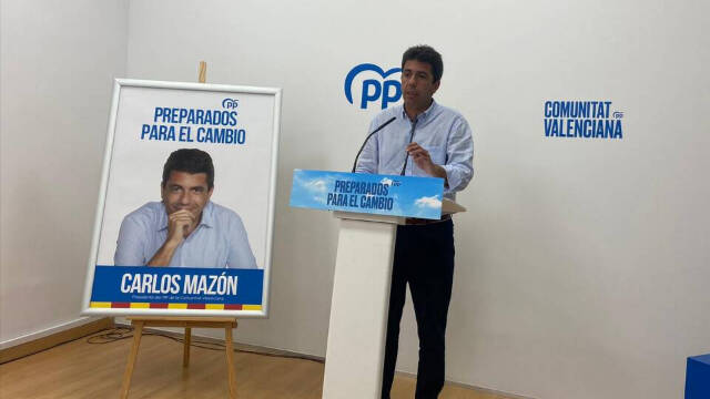 Carlos Mazón junto a su nuevo cartel electoral