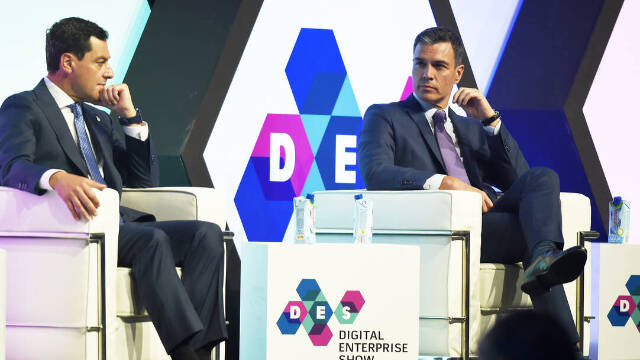 El presidente del Gobierno, Pedro Sánchez, y el presidente de la Junta de Andalucía, Juanma Moreno, en el acto de inauguración del 'DES-Digital Enterprise Show 2022',