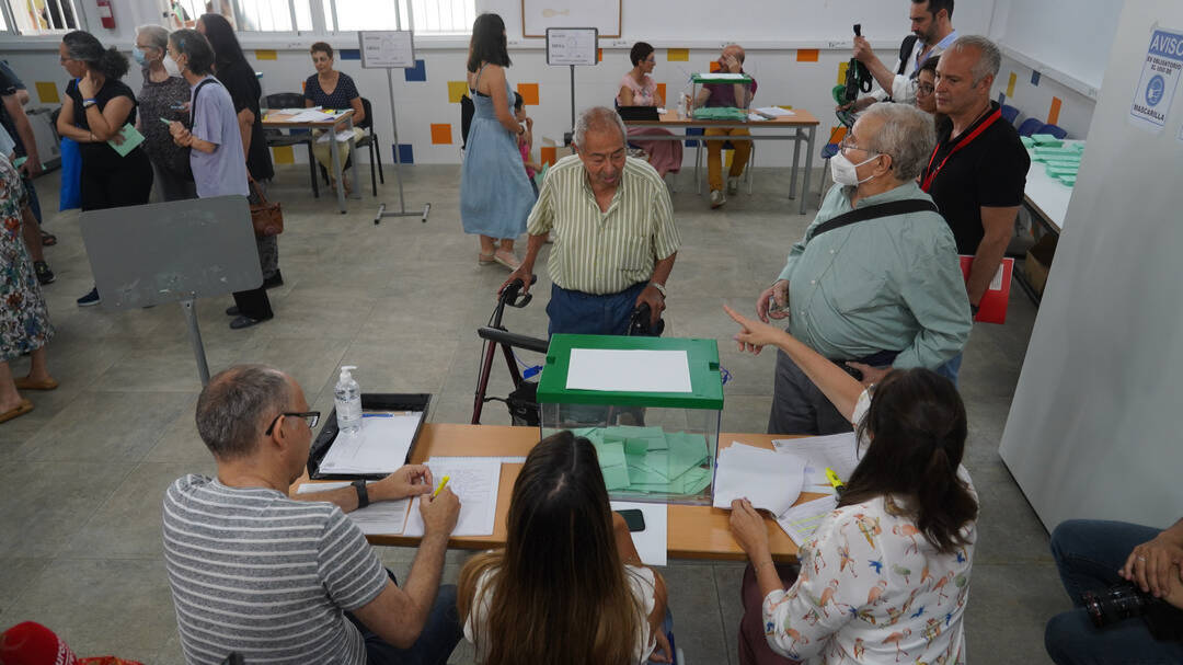 Votaciones en un colegio electoral de Andalucía.