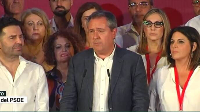El candidato del PSOE-A, Juan Espadas, en la sede tras conocer los resultados.