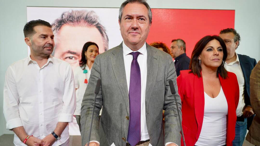 El líder del PSOE-A, Juan Espadas, junto a la portavoz parlamentaria Ángeles Férriz.