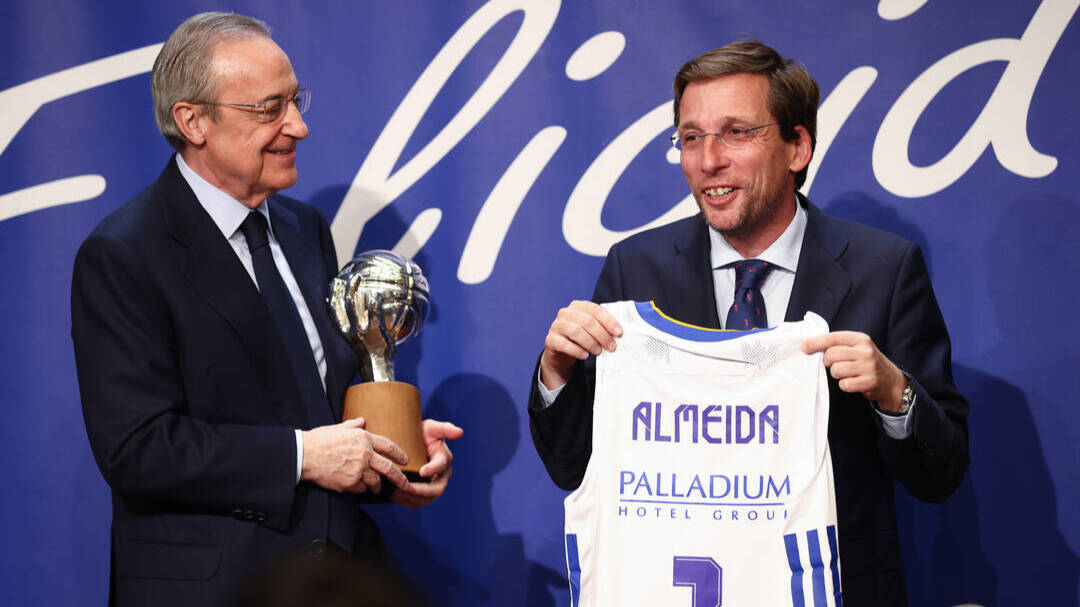 José Luis Martínez-Almeida recibe, de parte de Florentino Pérez, una camiseta del Real Madrid de baloncesto. 