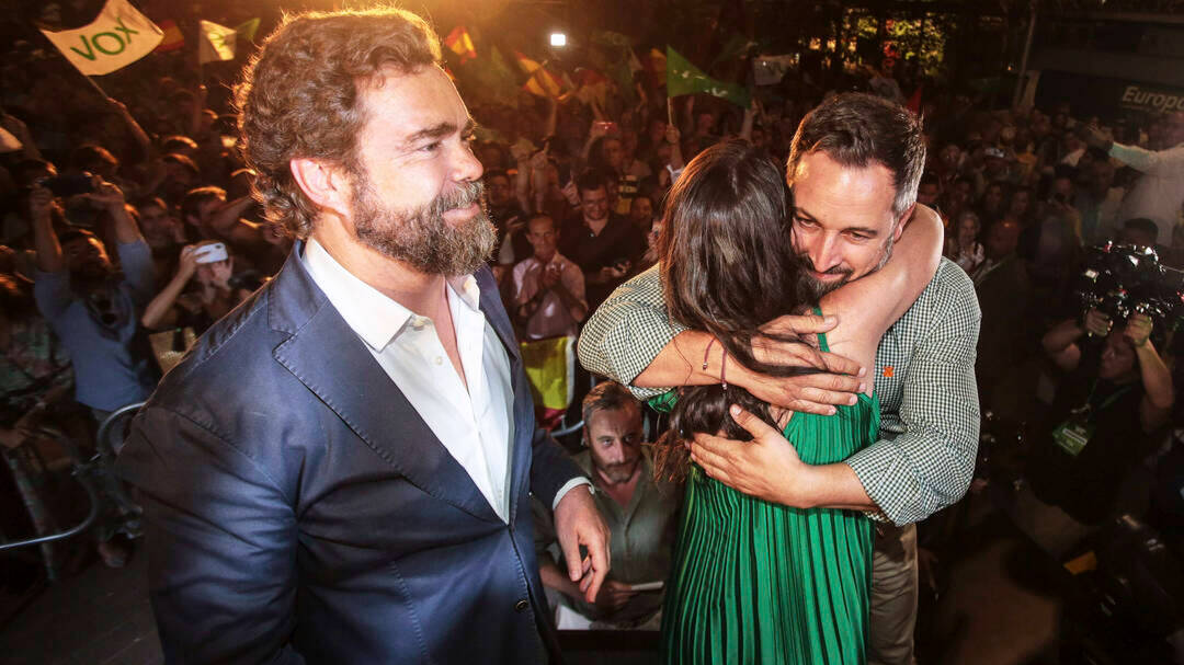 La candidata de Vox a las elecciones andaluzas, Macarena Olona, abraza al presidente de Vox, Santiago Abascal, con Espinosa de los Monteros al lado.