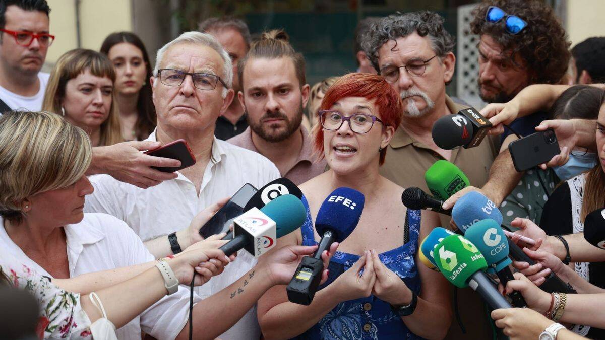 Agueda Micó junto al alcalde de València, Joan Ribo, tras la rueda de prensa - GERMÁN CABALLERO