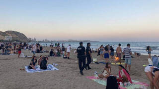 Noche de San Juan sin incidentes destacables en las playas de Alicante   