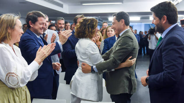 La presidenta de la Comunidad de Madrid, Isabel Díaz Ayuso, abraza al presidente del PP andaluz y presidente electo de la Junta de Andalucía, Juanma Moreno.