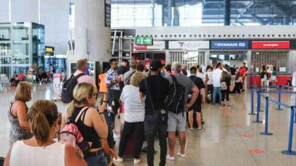 Largas colas en el aeropuerto de Málaga por la huelga de Ryanair.
