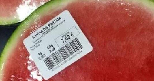 Imagen de el precio de un sandía partida en un supermercado. 