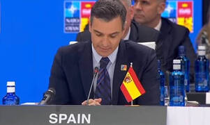Sánchez la lía y abre la cumbre de la OTAN con la bandera de España al revés