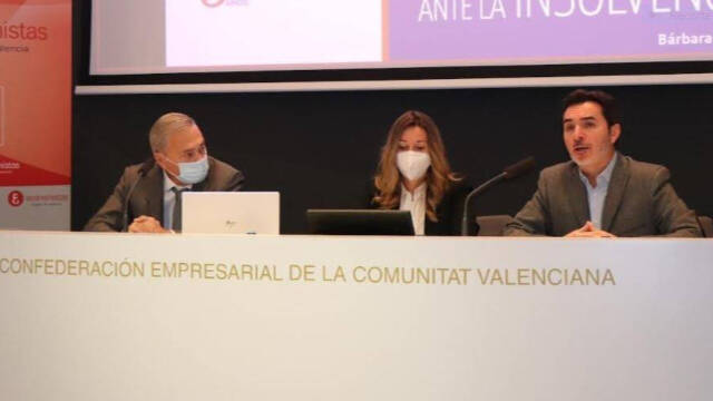 Foto de archivo I Juan José Enríquez, Bárbara Pitarque y Ricardo Miralles durante la presentación de la 'Guía de Actuación de la Empresa ante la Insolvencia' de la CEV.