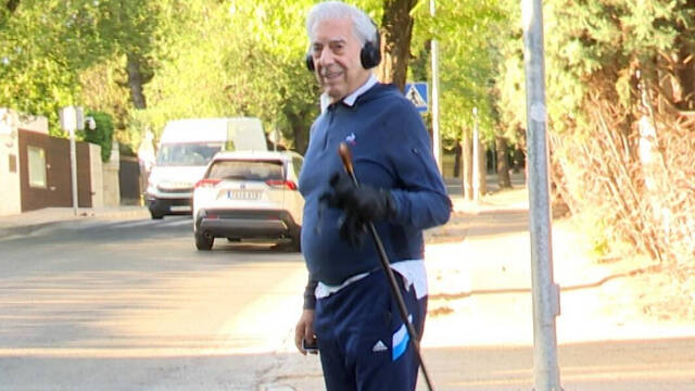 Mario Vargas Llosa llegando al domicilio que comparte con Isabel Preysler