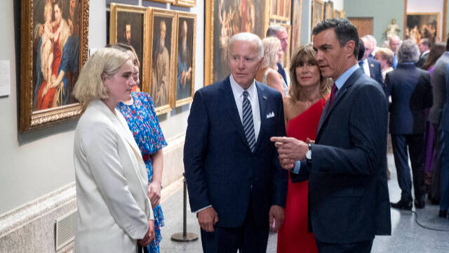 La nieta del presidente, Joe Biden, Maisy; Begoña Gómez, Pedro Sánchez, conversan en el Museo del Prado.