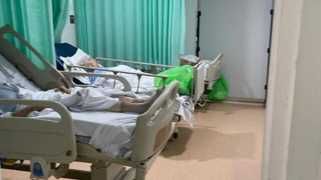 Urgencias del General con pacientes con camas de ingresos esperando habitación.
