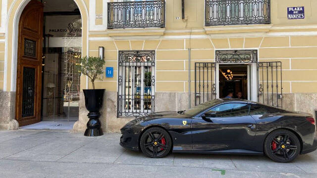 Imagen de un Ferrari aparcado en la plaza de Manises.