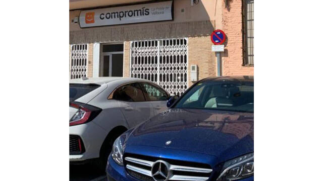 El coche del alcalde de la Pobla de Vallbona ante la sede de su partido sin permiso