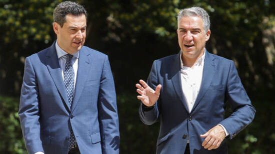 El presidente de la Junta de Andalucía en funciones, Juanma Moreno (PP) junto al consejero y portavoz del Gobierno andaluz, Elías Bendodo.