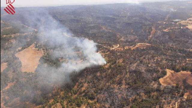 Imagen de la zona quemada y del incendio activo en Venta del Moro 