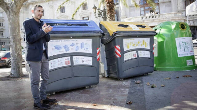 Sergi Campillo, vicealcalde de Valencia y responsable de la limpieza, presentando contenedores de basura de Valencia