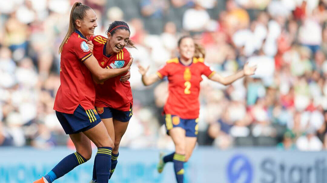 Aitana Bonmatí celebra su gol junto a Irene Guerrero