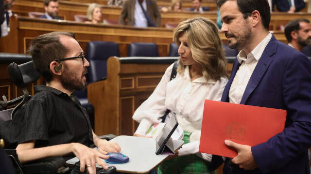 Pablo Echenique saluda a Yolanda Díaz y Alberto Garzón en el Debate del Estado de la Nación