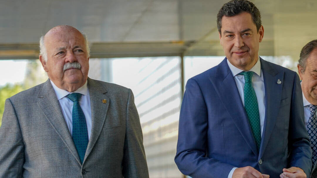 El presidente de la Junta, Juanma Moreno, junto al consejero de Salud, Jesús Aguirre, ambos en funciones.