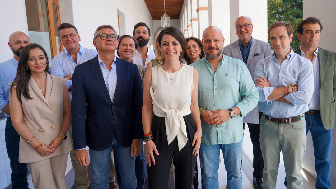 La parlamentaria electa de Vox, Macarena Olona, con los miembros del grupo parlamentario.