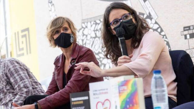 La concejala de Compromís en Castellón, Verònica Ruiz, junto a Mónica Oltra en un acto