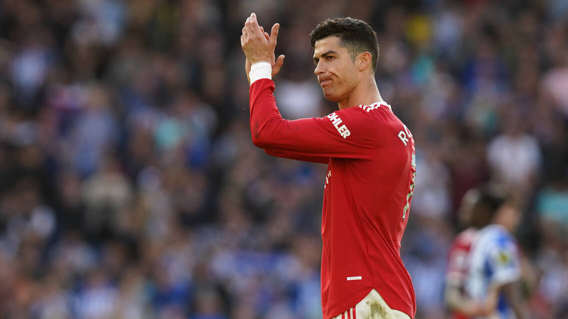 Cristiano Ronaldo aplaude durante un partido con el Manchester United