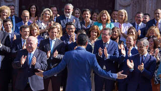 La nueva legislatura andaluza queda constituida con Moreno dando ejemplo de moderación