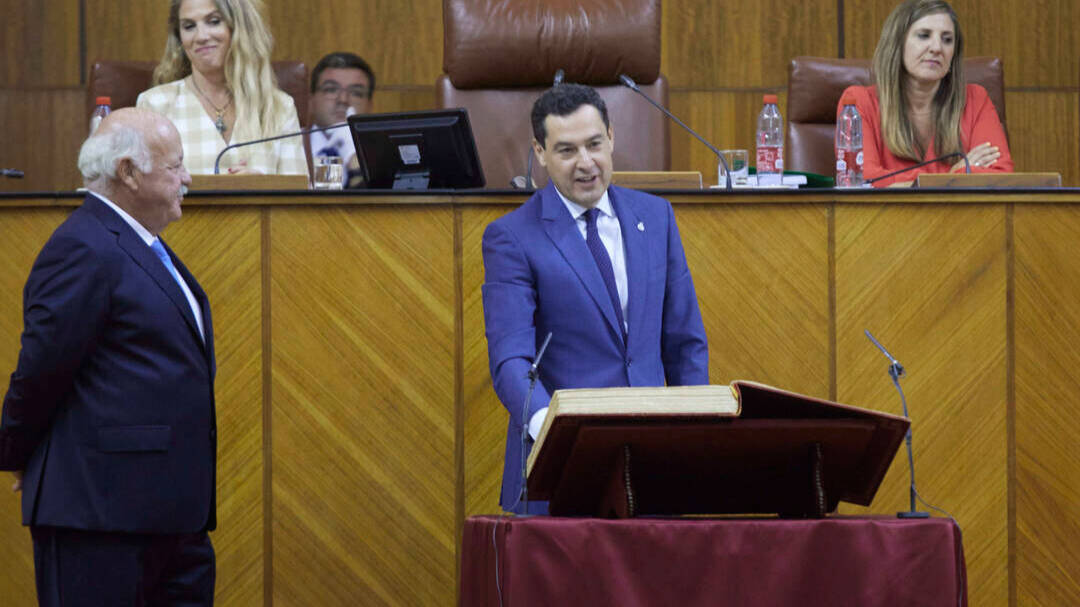 El presidente en funciones de la Junta de Andalucía, Juanma Moreno, este jueves jurando su cargo como diputado en la sesión constitutiva del Parlamento.