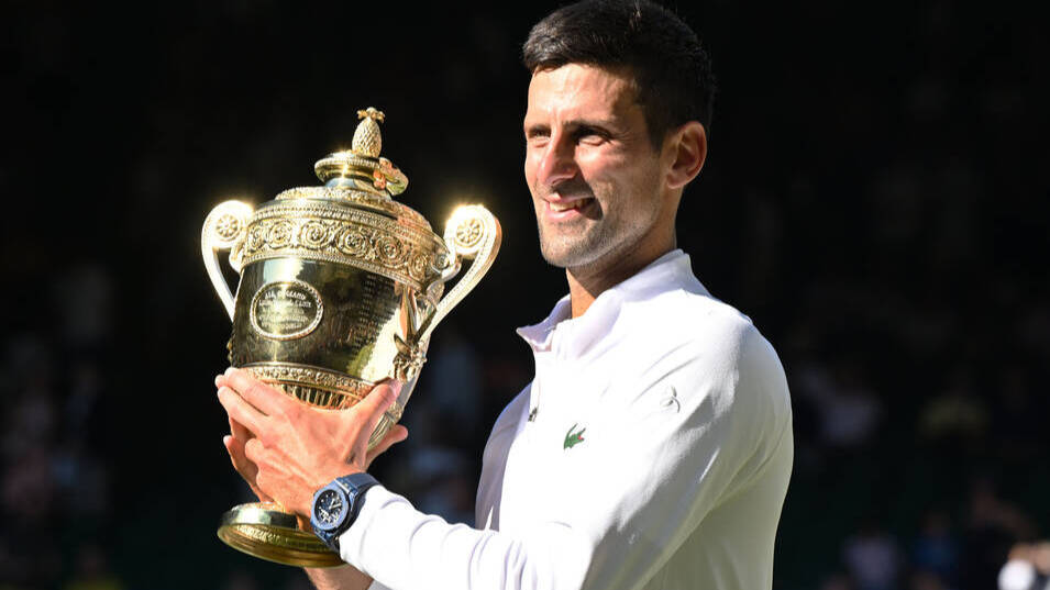 Djokovic posa con el trofeo de Wimbledon