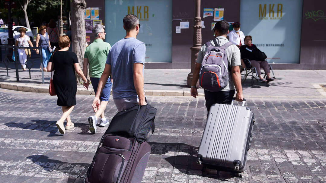Turistas llegando a Sevilla.