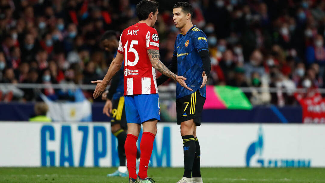 Cristiano Ronaldo discute con Savic, en el último enfrentamiento del luso contra el Atlético de Madrid. 