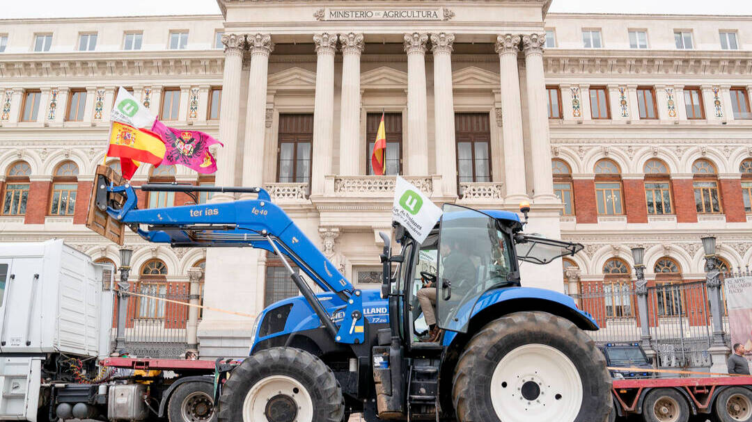 Protesta de los agricultores y ganaderos frente al Ministerio en Madrid.