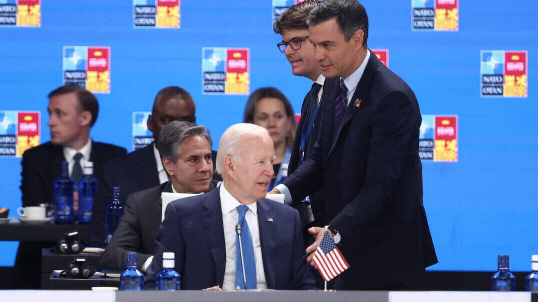 Sánchez saluda a Joe Biden en la reciente cumbre de la OTAN.