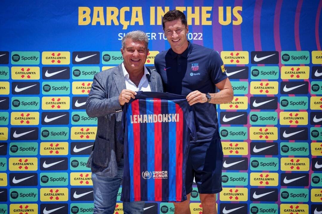 Laporta y Lewandowski posan junto a la nueva camiseta del Barça.