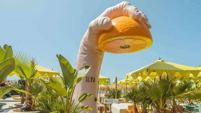 Un ninot de una ducha con forma de brazo de mono en Salvaje Marbella.