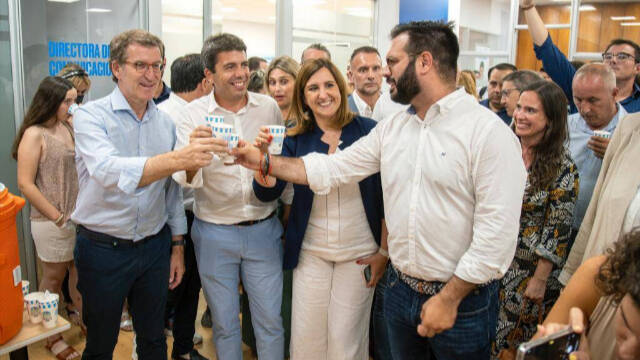 Feijóo brinda con horchata con los dirigentes populares