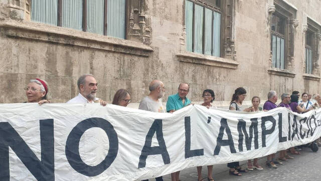 Varios colectivos sociales y ecologistas se concentran para reclamar la reversión de la Zona de Actividades Logísticas (ZAL) del Puerto.
