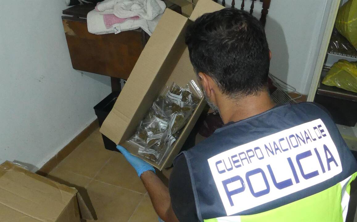La Policía Nacional desarticula un grupo criminal dedicado a la venta de estupefacientes y detiene a cinco personas - POLICÍA NACIONAL