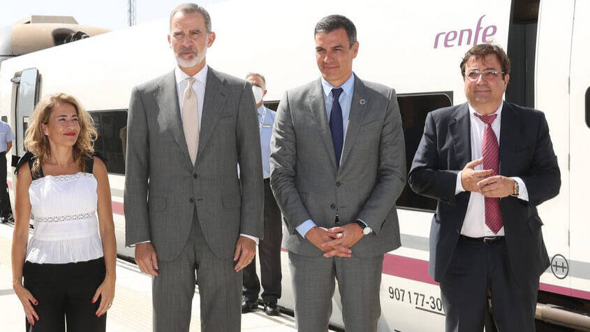 Sánchez, junto al Rey y Vara, en la inauguración del "no AVE" extremeño.