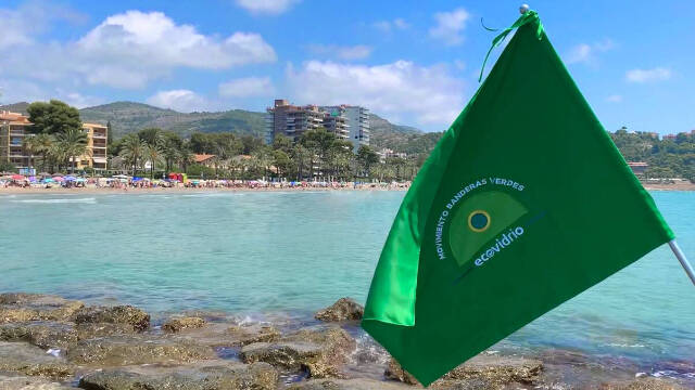 Bandera Verde de Ecovidrio en Puçol.